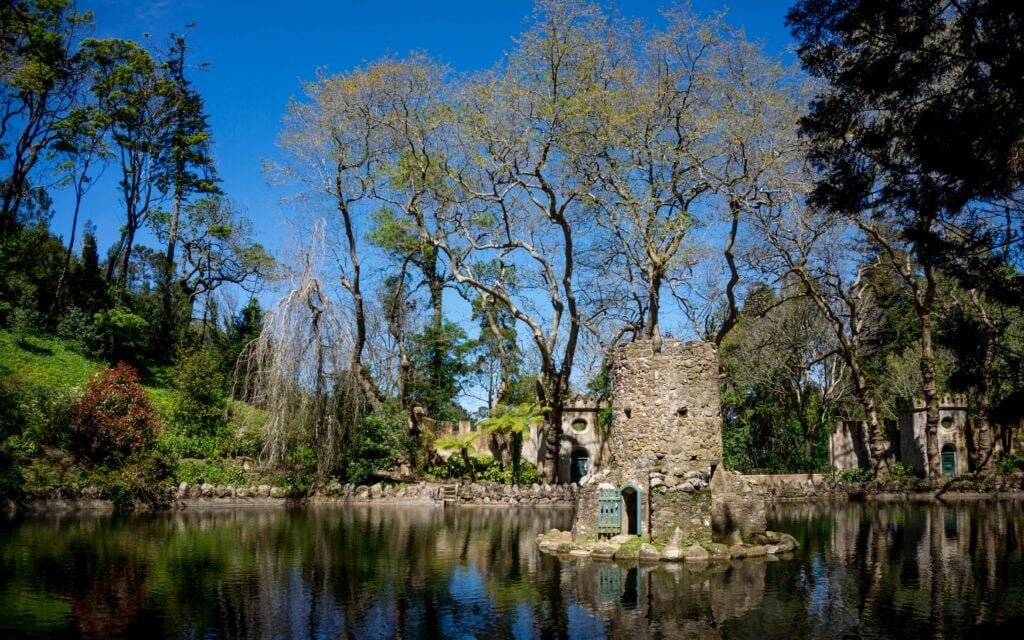 Les jardins qui entourent le palais