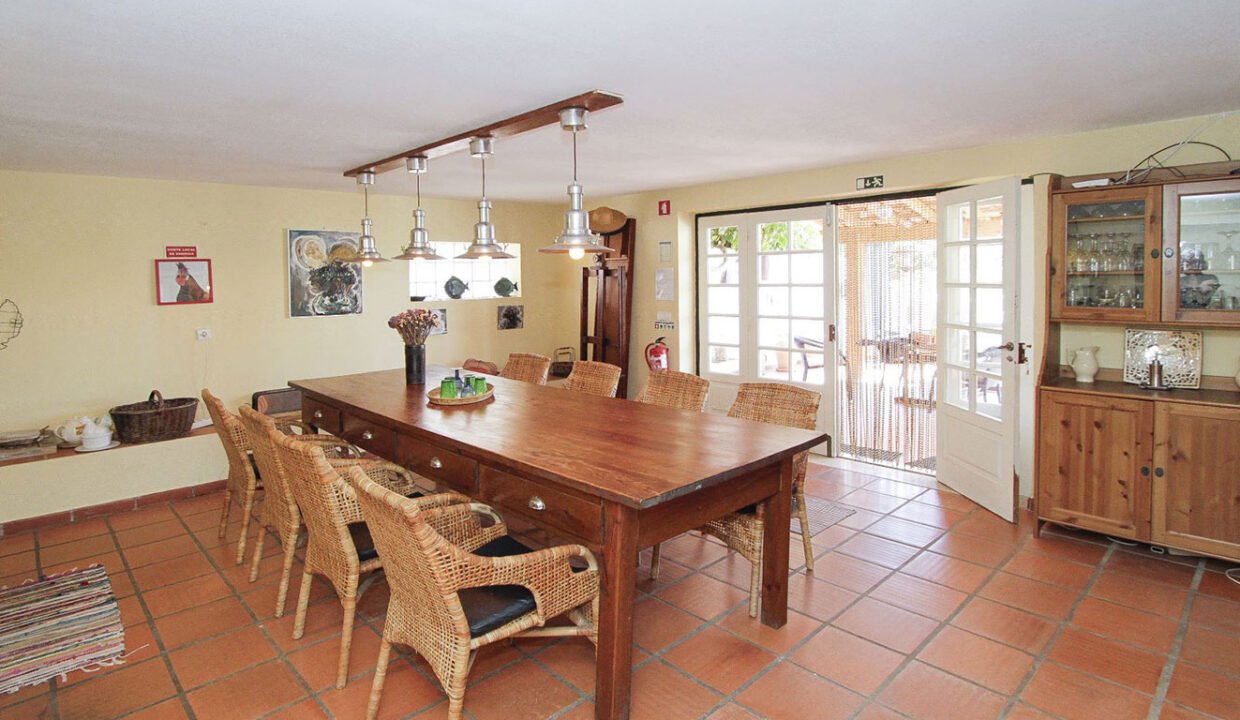 Grand séjour avec accès piscine