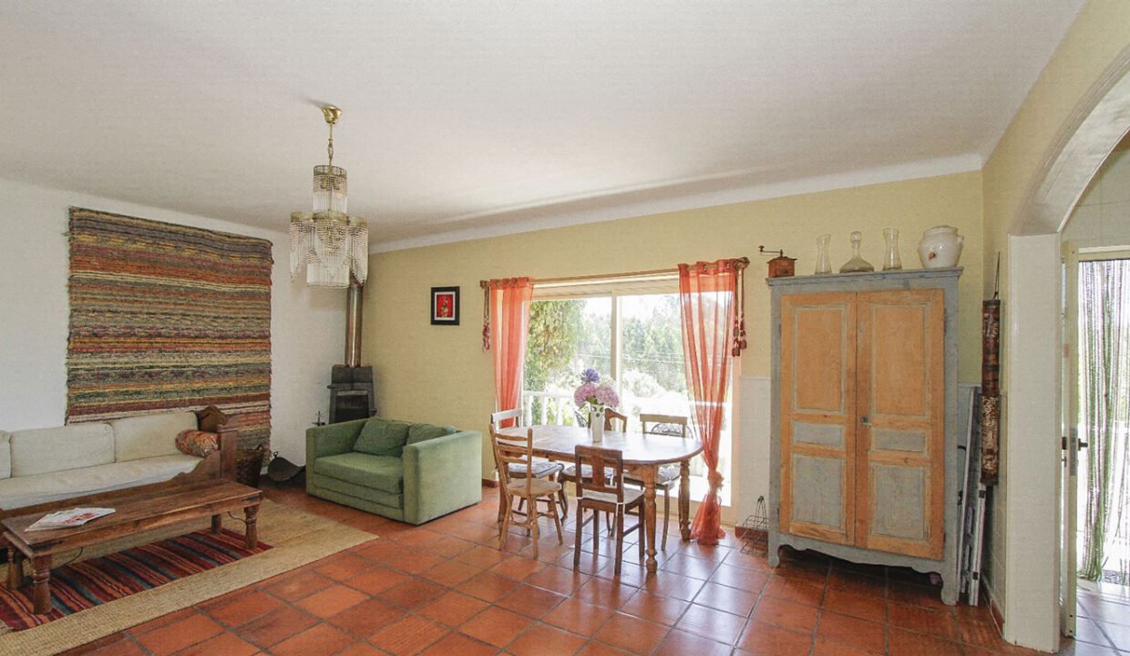 Grand salon avec accès piscine