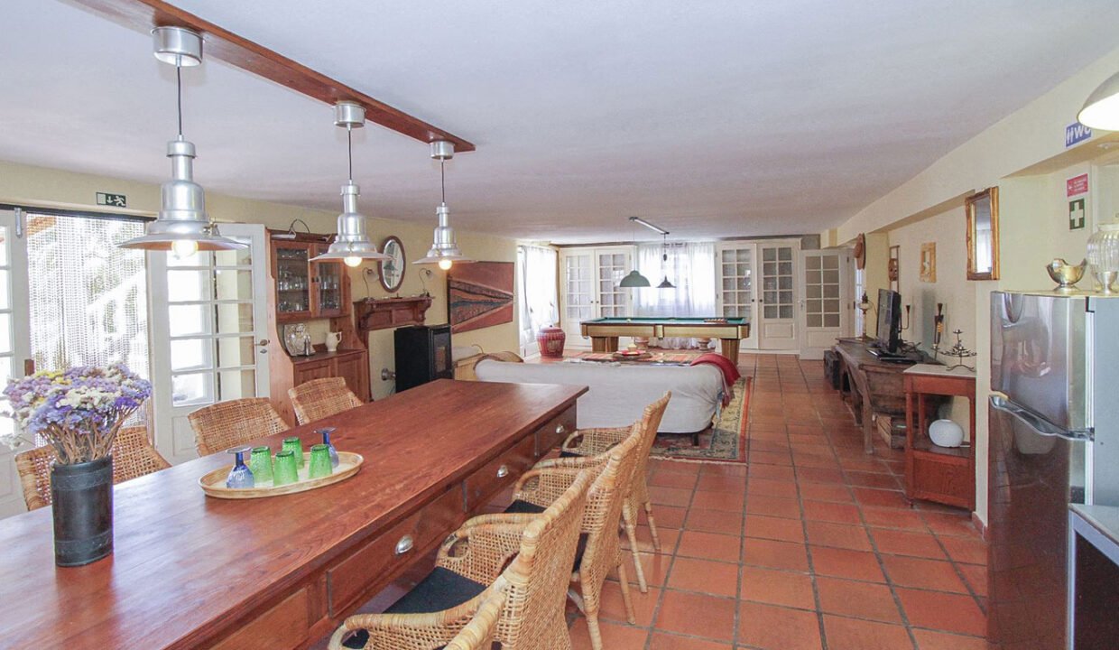 Grand séjour avec accès piscine