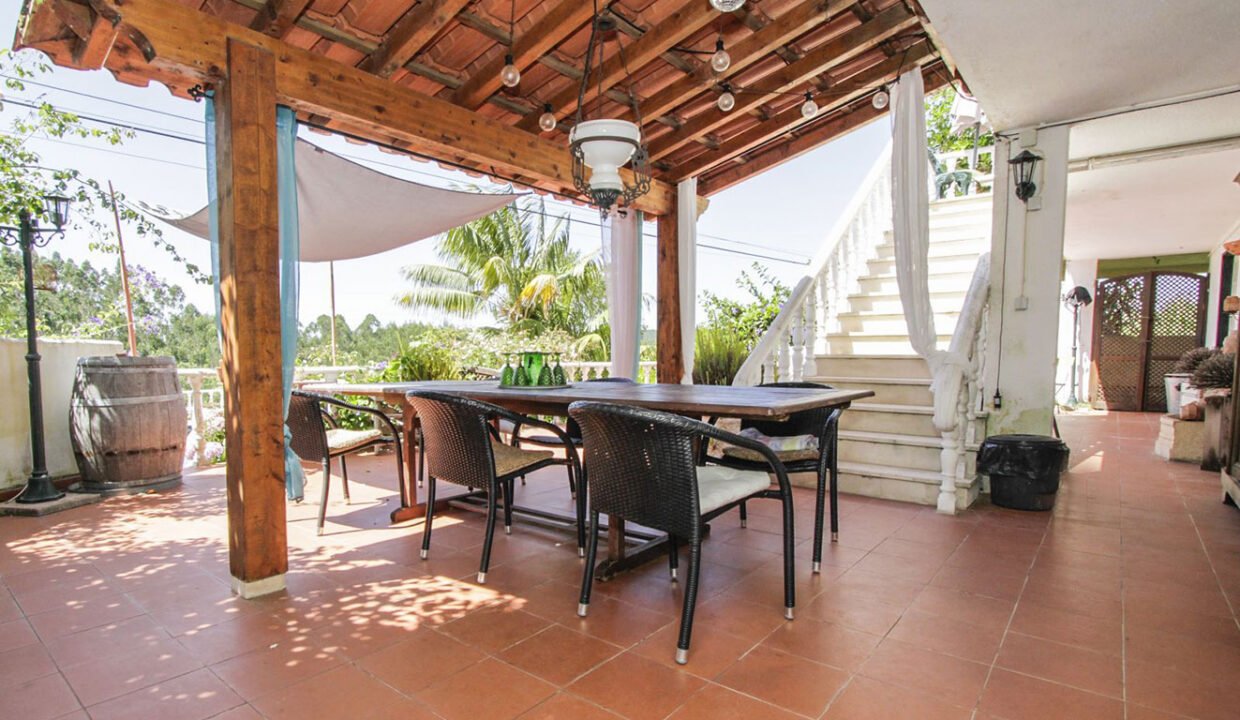 Terrasse avec accès piscine