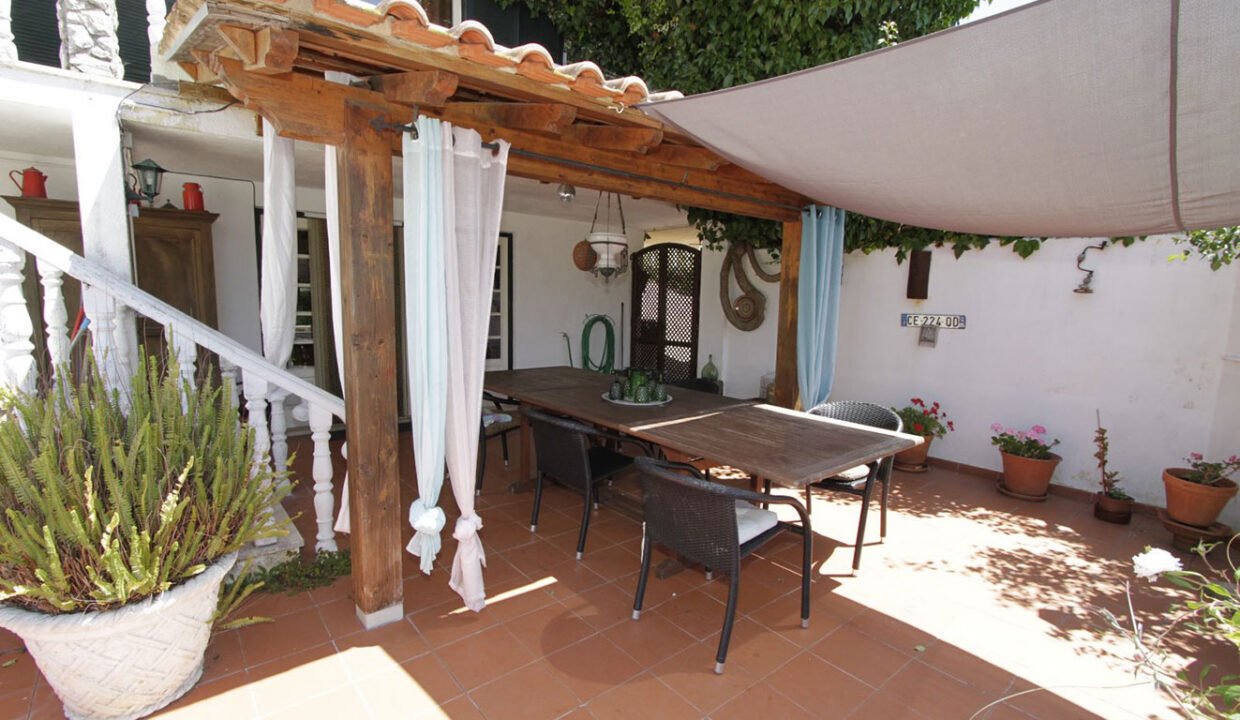 Terrasse avec accès piscine