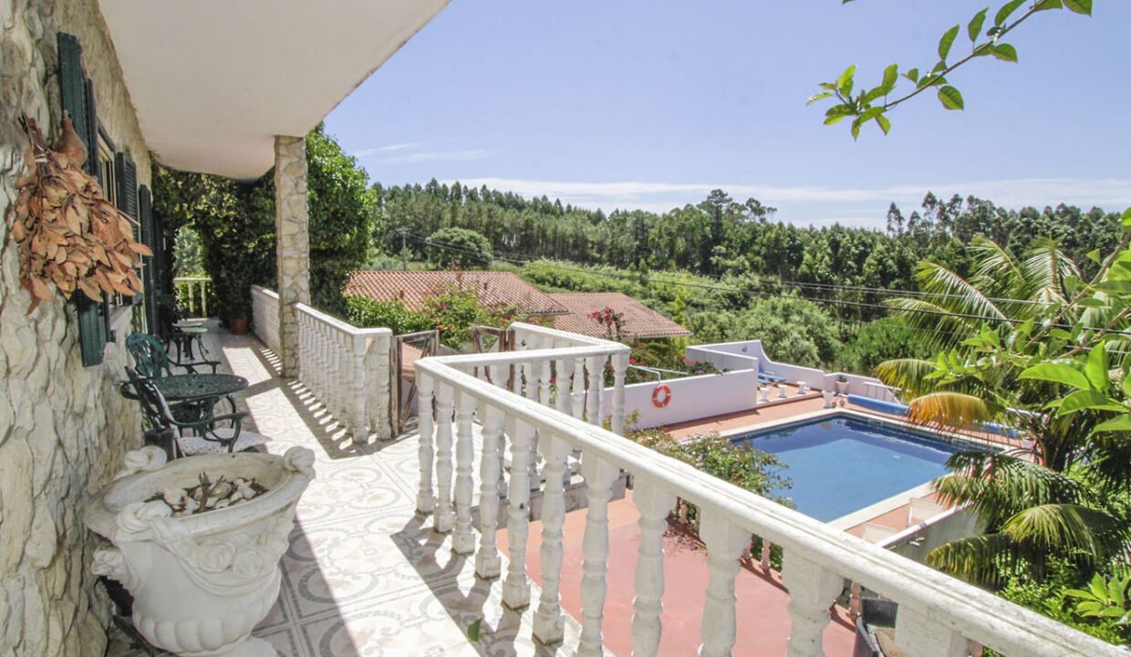 La piscine vue de la terrasse