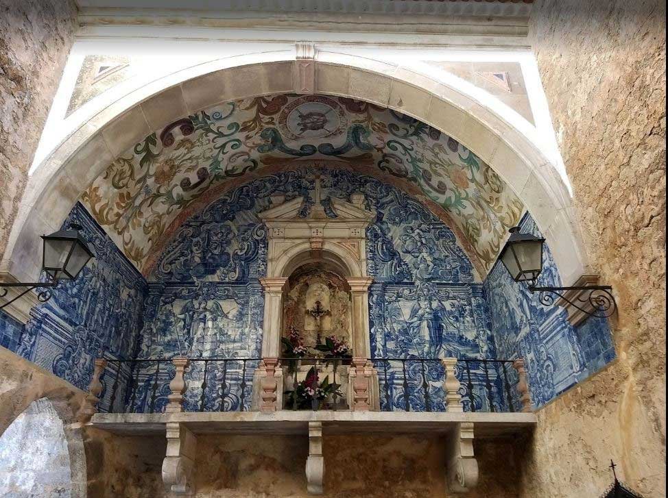 Azuléjos à l'entrée du château